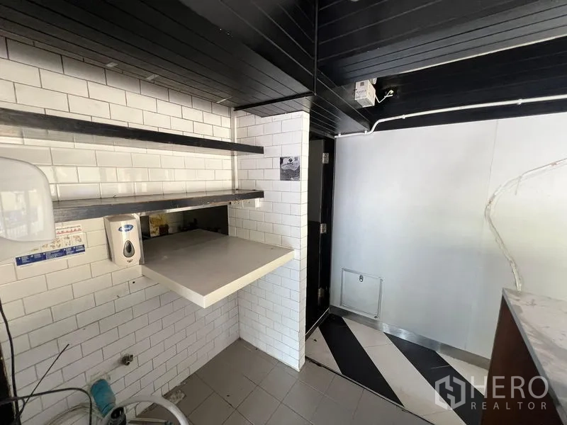 零售空间 出租在Bang Rak, Bangkok - 紧凑备餐角，白色地铁砖墙与壁架。