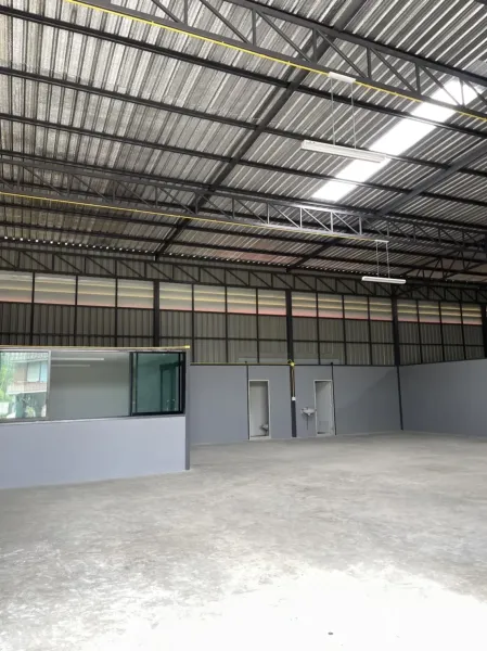 工厂 出租在Khlong Luang, Pathum Thani - 金属桁架屋顶与LED照明特写，办公室与卫生间位于下方。