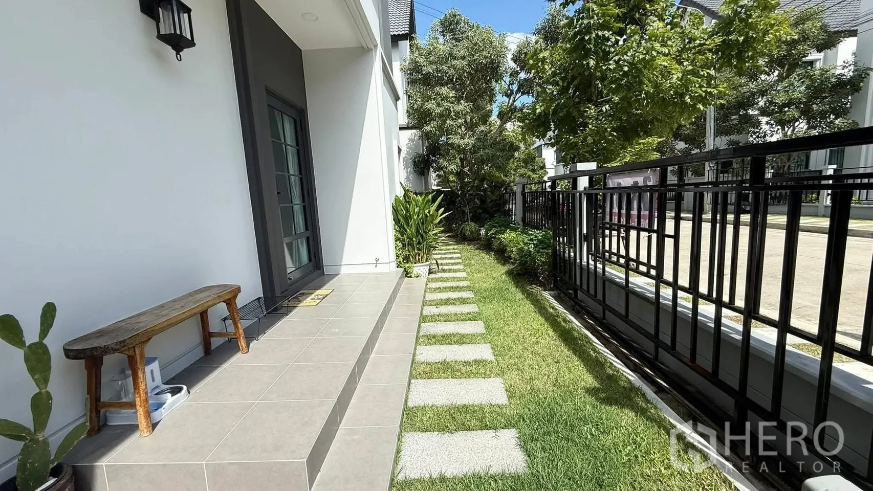 独栋房屋 for rent in Bang Phli, Samut Prakan - 客厅视角可见吧台、楼梯与置物架，前方为L形沙发。