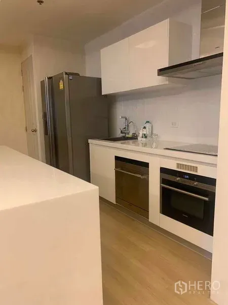 คอนโด ให้เช่าในKhlong San, Bangkok - ครัวสไตล์โมเดิร์น ตู้สีขาว เตาและเตาอบบิลท์อิน พร้อมตู้เย็นขนาดใหญ่