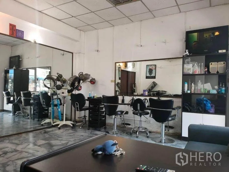 Townhouse for sale in Bang Phlat, Bangkok - Hairdressing stations with equipment, display cabinet and wall-mounted TV.