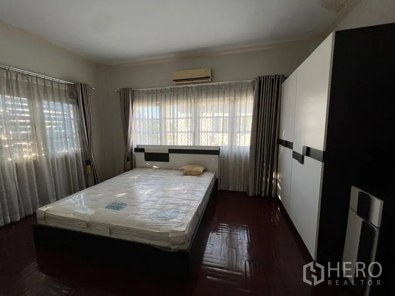 บ้าน ขายในLat Krabang, Bangkok - ห้องนอนมุมบ้าน หน้าต่างกว้าง เตียงและตู้เสื้อผ้า