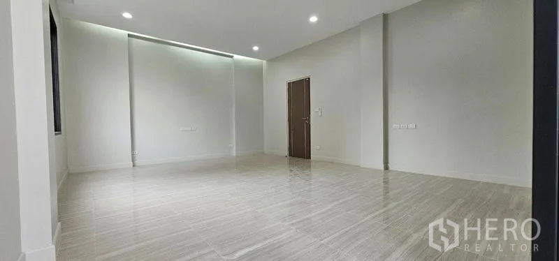 Home Office for rent in Khlong Toei, Bangkok - Spacious empty room with glossy flooring and recessed lighting ready for layout.
