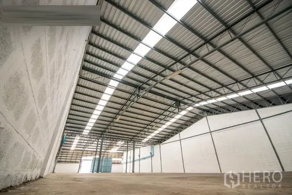 คลังสินค้า ให้เช่า - มุมมองต่ำเห็นหลังคาเมทัลชีทกันความร้อนและช่องระบายอากาศ