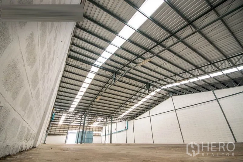 คลังสินค้า ให้เช่า - มุมมองต่ำเห็นหลังคาเมทัลชีทกันความร้อนและช่องระบายอากาศ