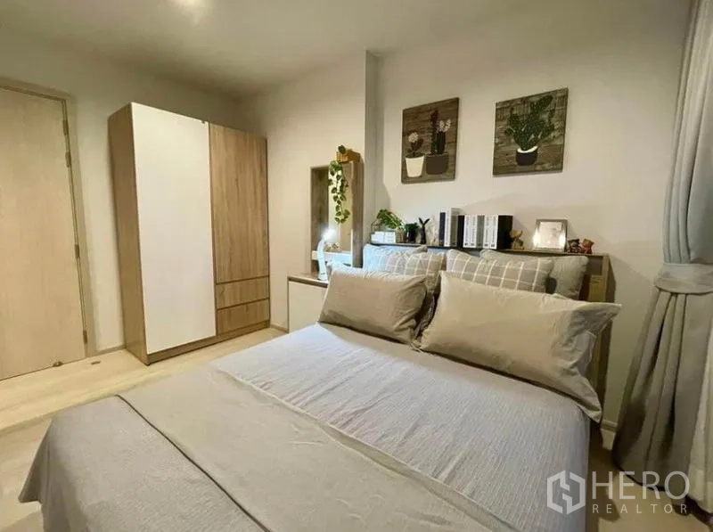 Condominium for rent in Pathum Wan, Bangkok - Second bedroom with double bed, wardrobe, and soft neutral decor.