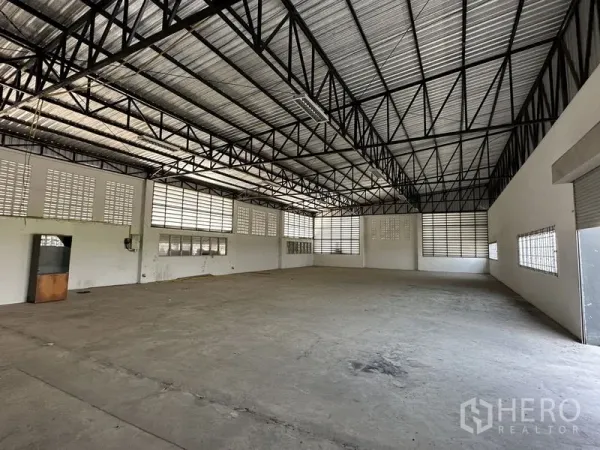 工厂 出租在Lam Luk Ka, Pathum Thani - 工厂内部空间宽敞，高钢桁架屋顶与百叶窗通风良好。