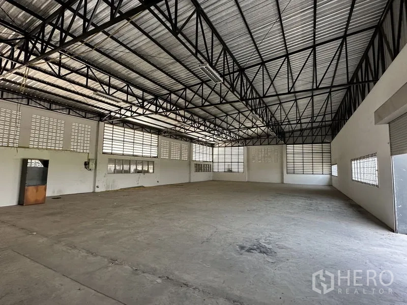 工厂 出租在Lam Luk Ka, Pathum Thani - 工厂内部空间宽敞，高钢桁架屋顶与百叶窗通风良好。