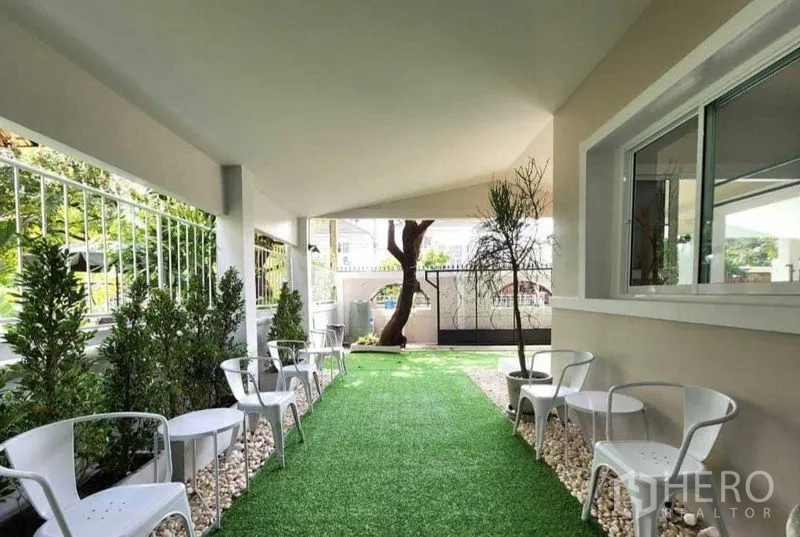 บ้าน ให้เช่าในLam Luk Ka, Pathum Thani - เฉลียงในร่มมีที่นั่งเรียงรายริมสวนทางเดินหญ้า