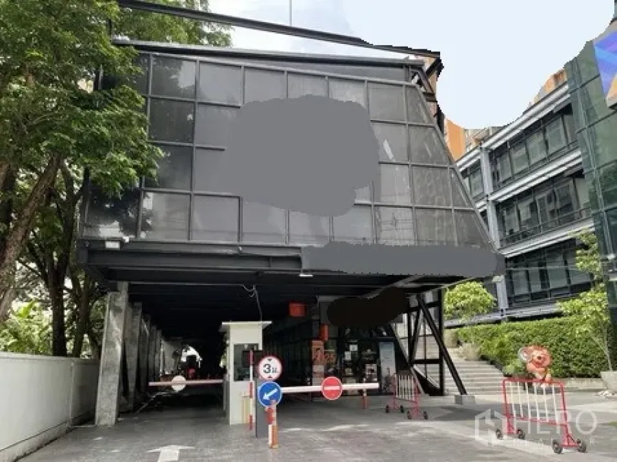 零售空间 出租在Ratchathewi, Bangkok - 现代钢与玻璃建筑，设有车道入口与雨棚