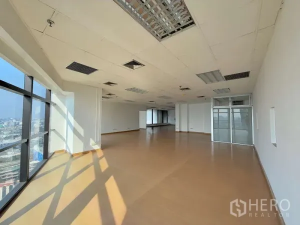 办公空间 出租在Chatuchak, Bangkok - 开放式办公室，木质地板，吊顶照明，转角落地窗俯瞰曼谷天际线。