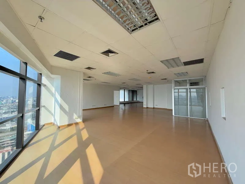 办公空间 出租在Chatuchak, Bangkok - 开放式办公室，木质地板，吊顶照明，转角落地窗俯瞰曼谷天际线。