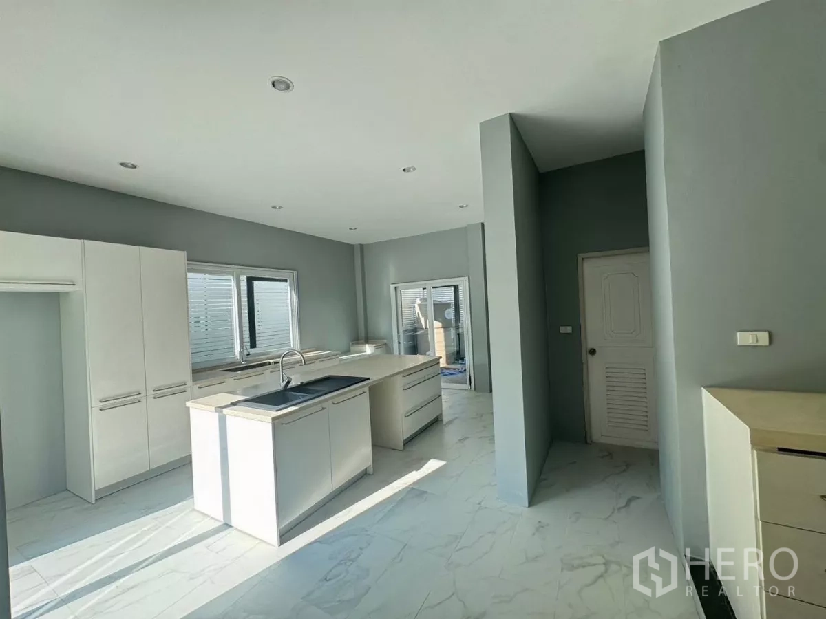 บ้าน ให้เช่าหรือขายในPrawet, Bangkok - ห้องครัวสไตล์โมเดิร์นสว่าง ไอส์แลนด์กลางห้อง และตู้สีขาว