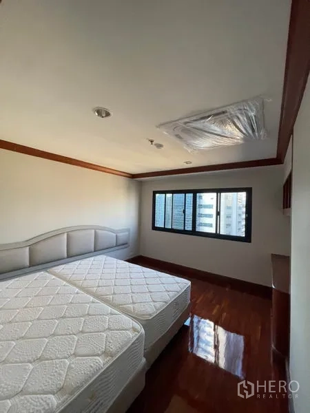 公寓 出租在Watthana, Bangkok - 卧室配双床、软包床头、观景窗与木地板。