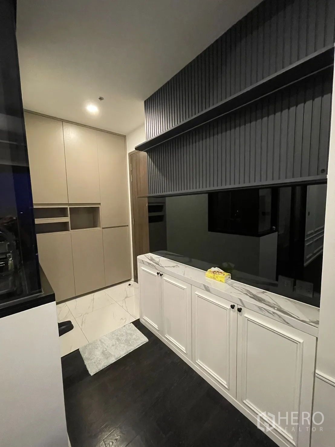 Condominium for rent in Watthana, Bangkok - Built-in cabinetry and shelving opposite the kitchen.