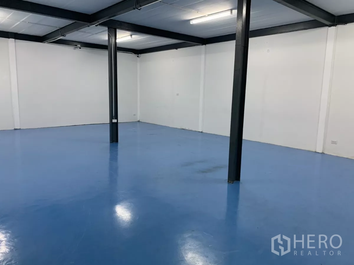 คลังสินค้า ให้เช่าในBang Kapi, Bangkok - โถงเก็บของพื้นอีพ็อกซี่สีน้ำเงิน เสาเหล็ก และผนังสีขาว