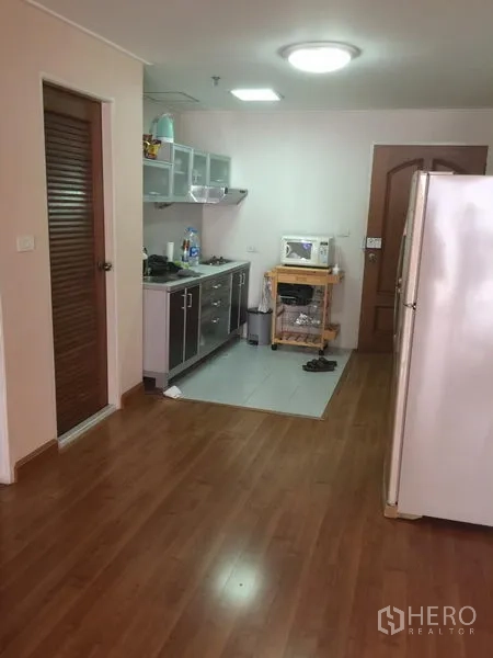 คอนโด ให้เช่าหรือขายในWatthana, Bangkok - ครัวขนาดกะทัดรัด ตู้เก็บของ เครื่องดูดควัน และตู้เย็นบนพื้นไม้
