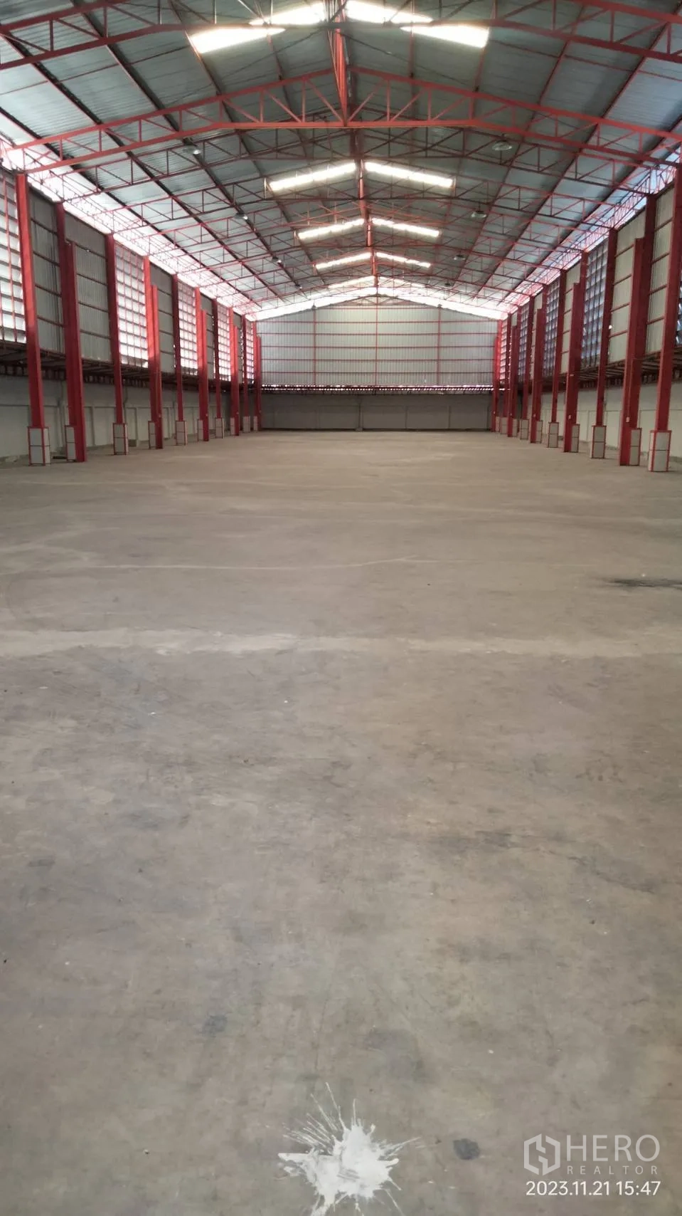 โกดัง for rent in Bang Phli, Samut Prakan - พื้นที่จัดเก็บเปิดโล่ง เห็นระยะลึกของโกดังและไฟส่องสว่างด้านบน.