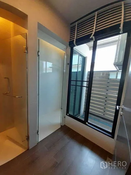 ทาวน์เฮาส์ ให้เช่าในKhlong Toei, Bangkok - ห้องน้ำประตูฝ้ากระจก อาบน้ำพร้อมหน้าต่างระบายอากาศ