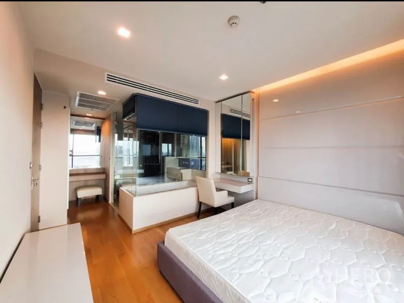 公寓 出租在Bang Rak, Bangkok - 主卧带玻璃隔断套卫和化妆书桌