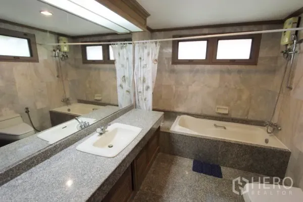 บ้าน ให้เช่าในPrawet, Bangkok - ห้องน้ำเคาน์เตอร์หินแกรนิตยาว อ่างล้างหน้าคู่ อ่างอาบน้ำ กระจกบานใหญ่ และหน้าต่างกระจกฝ้า