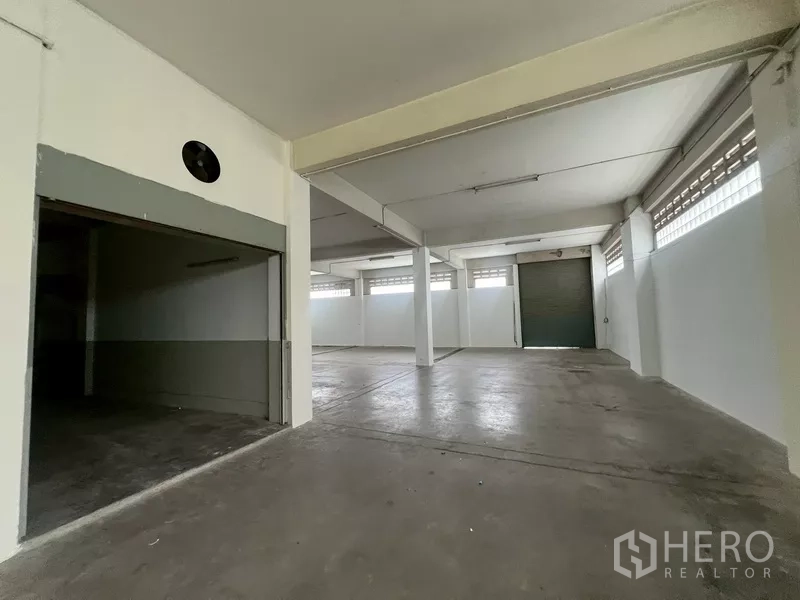 คลังสินค้า ให้เช่าในPhra Khanong, Bangkok - พื้นที่โกดังพร้อมห้องกั้นบางส่วนและทางโหลดสินค้า