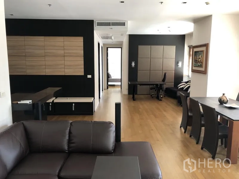 คอนโด ให้เช่าในWatthana, Bangkok - พื้นที่พักผ่อนกว้างขวาง มีมุมทำงาน ชุดโต๊ะทานอาหาร และผนังทูโทนบนพื้นไม้