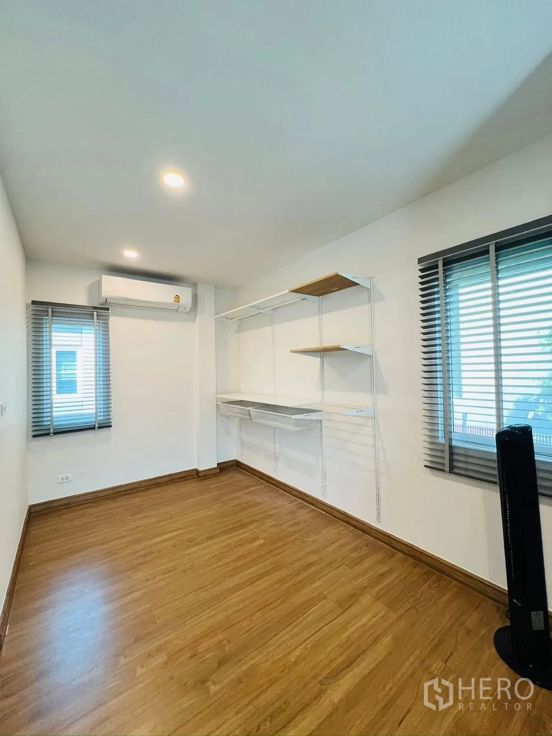 บ้านเดี่ยว for rent in Prawet, Bangkok - ห้องโล่งพร้อมแอร์ หน้าต่างสองบาน และชั้นวางของ เหมาะเป็นห้องทำงานหรือห้องนอน.