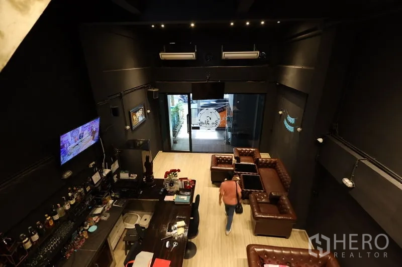 店屋 出租或出售在Watthana, Bangkok - 从夹层俯瞰吧台与座位，对面为玻璃门店面