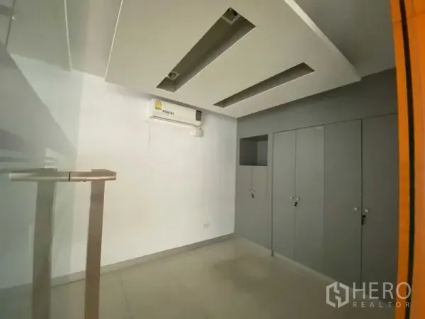 零售空间 出租 - 小型办公室区，造型天花、灰色储物柜与分体空调。