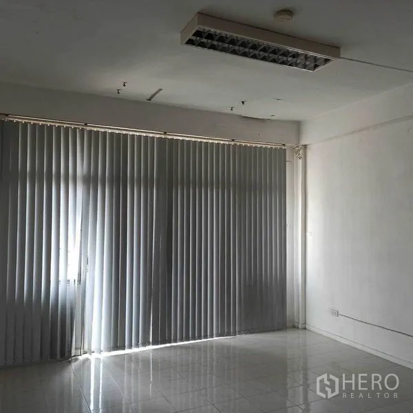 อาคารพาณิชย์ ให้เช่าในKhlong Toei, Bangkok - ห้องอาคารพาณิชย์โล่งพื้นกระเบื้อง ม่านบังแสงแนวตั้งปิดหน้าต่างบานใหญ่