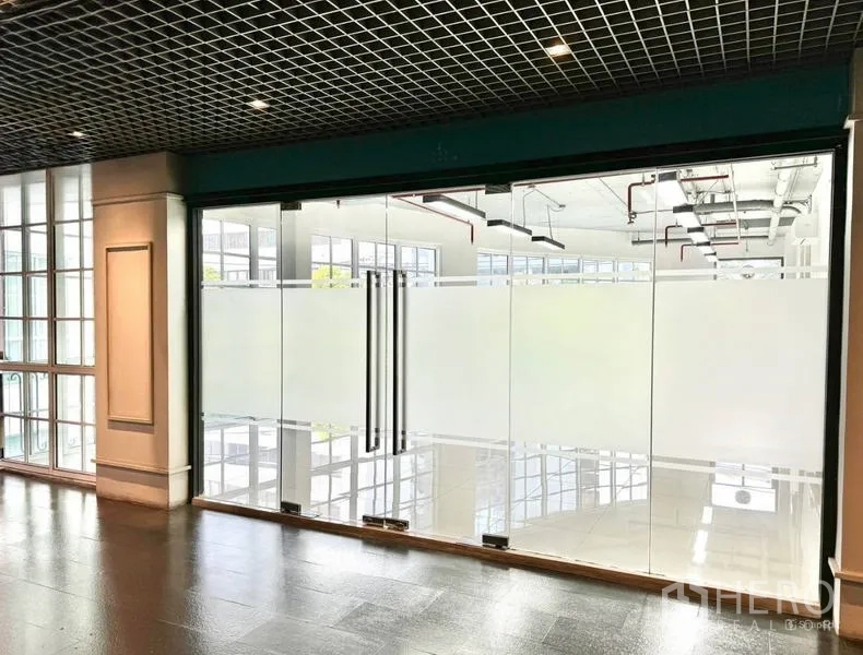 สำนักงาน ให้เช่าในKhlong Toei, Bangkok - ทางเข้าออฟฟิศกระจกบานคู่ พร้อมแถบฝ้าและกรอบกระจกสูงจากพื้นจรดเพดาน