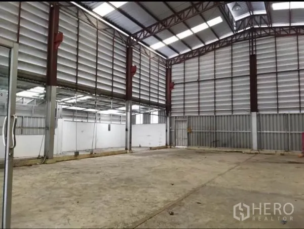 货栈 出租在Lat Krabang, Bangkok - 开放式存储区，带天窗与百叶墙体，跨度大