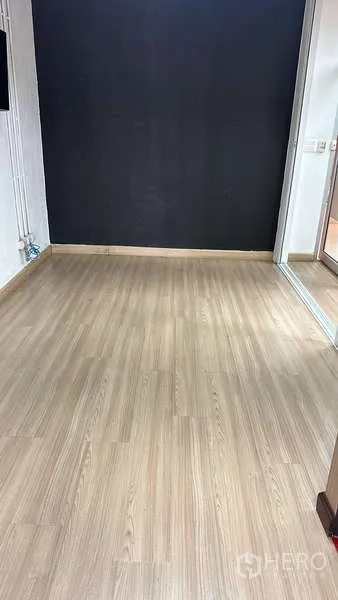 สำนักงาน ให้เช่า - ห้องทำงานส่วนตัวขนาดกะทัดรัด พื้นไม้และผนังสีเข้ม