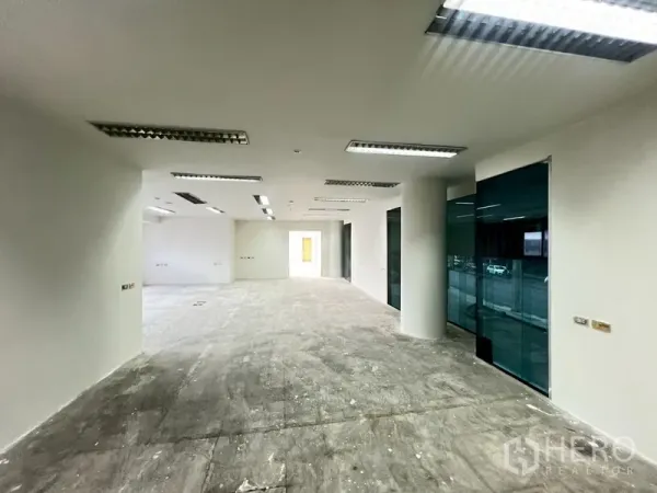 展厅 出租在Khlong Toei, Bangkok - 开放式办公楼层，日光灯与玻璃隔断，待装修状态。