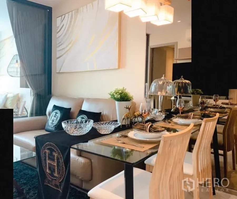 คอนโด ให้เช่าในWatthana, Bangkok - พื้นที่นั่งเล่นและรับประทานอาหารแบบโมเดิร์น โต๊ะกระจก โคมไฟแขวน และโซฟาสีครีม