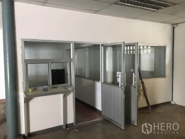 货栈 出租在Prawet, Bangkok - 仓库底层的隔断办公室，带玻璃窗与金属门。
