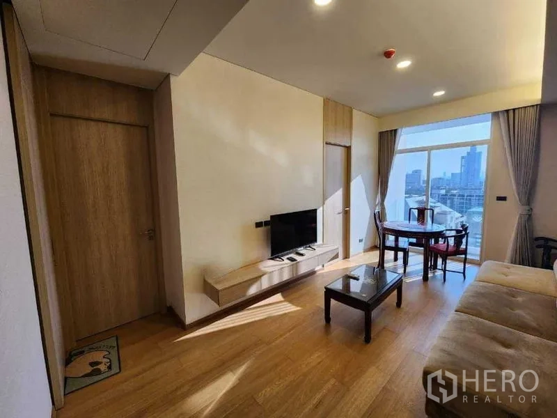 คอนโด ให้เช่าในKhlong Toei, Bangkok - ห้องนั่งเล่นพร้อมโซฟา ชั้นวางทีวี และชุดทานอาหาร ติดหน้าต่างบานใหญ่