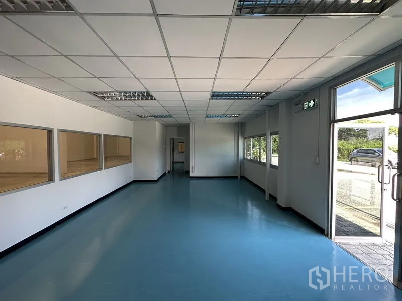 Factory for rent in Bang Phli, Samut Prakan - Bright reception or office area with blue epoxy floor and glazing.