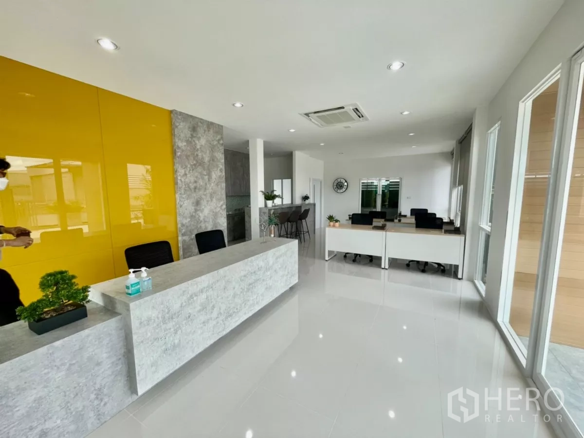 คลังสินค้า ขายในLam Luk Ka, Pathum Thani - โซนสำนักงานโอเพนสเปซ โต๊ะทำงานหลายตำแหน่งติดหน้าต่างสว่าง