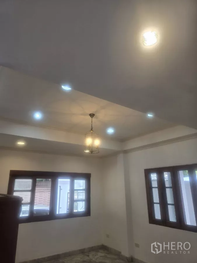 独立式住宅 出租在Phra Khanong, Bangkok - 一层多功能房，筒灯与吊灯，环窗设计