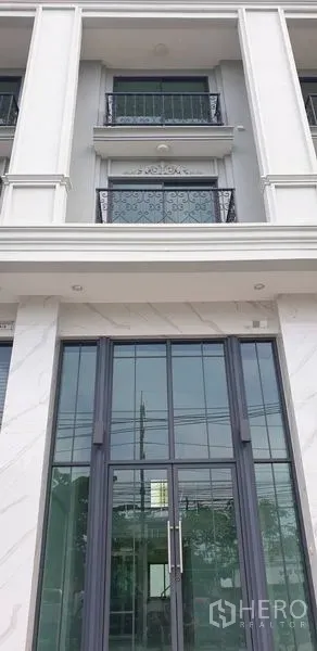 店屋 出租 - 多层商用联排外立面，阳台位于落地玻璃入口之上。