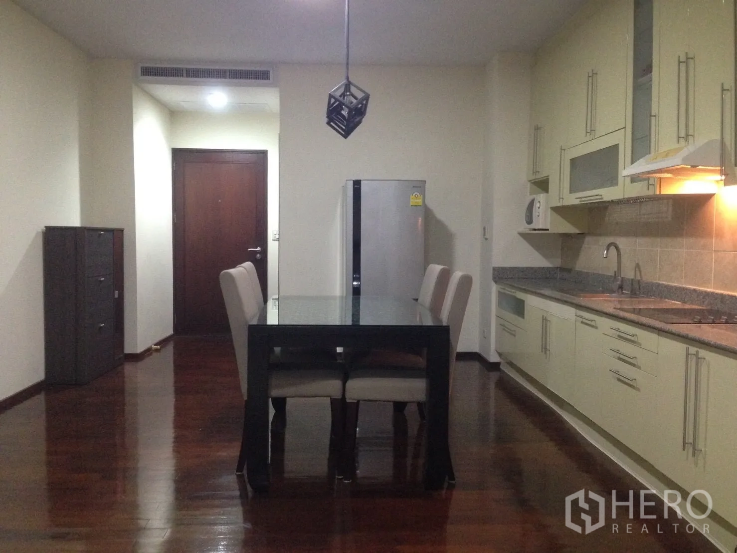 คอนโด ให้เช่าในWatthana, Bangkok - มุมรับประทานอาหารติดกับครัวยาวครบอุปกรณ์และเคาน์เตอร์หินแกรนิต