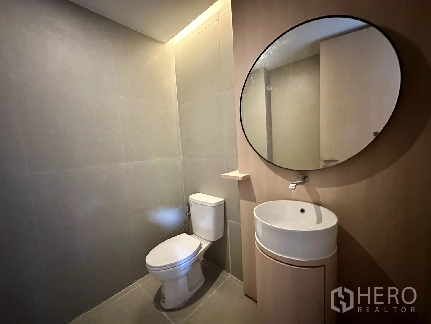 带办公室的家 出租在Phra Khanong, Bangkok - 客卫配圆形镜、台上盆与灰色墙砖。