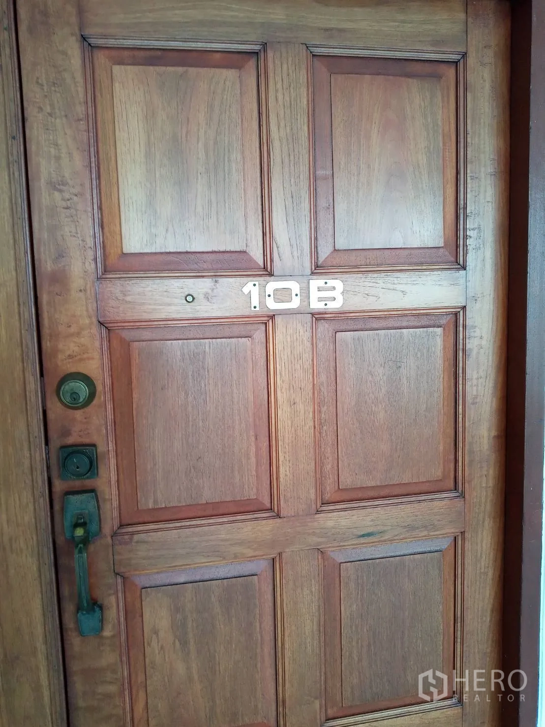 อพาร์ทเมนท์ ให้เช่าในWatthana, Bangkok - ประตูทางเข้าบานไม้สลัก หมายเลข 10B พร้อมมือจับแบบคลาสสิก