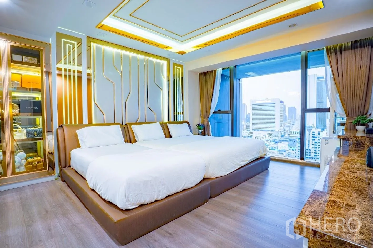 คอนโด for sale in Sathon, Bangkok - ห้องนอนหลักเตียงคู่ ผนังตกแต่ง และวิวเส้นขอบฟ้า