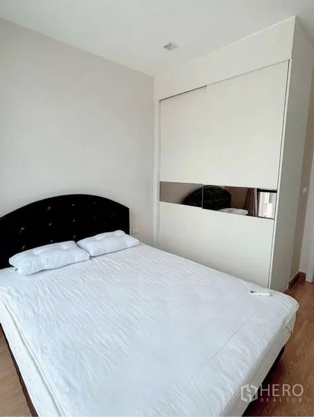 Condominium for rent in Watthana, Bangkok - Second bedroom with double bed and mirrored sliding wardrobe.