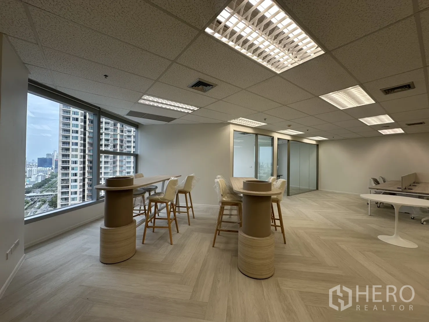 ออฟฟิศ for rent in Sathon, Bangkok - มุมพักผ่อนพร้อมเคาน์เตอร์บาร์และสตูลริมหน้าต่าง ใกล้ห้องประชุมกระจก