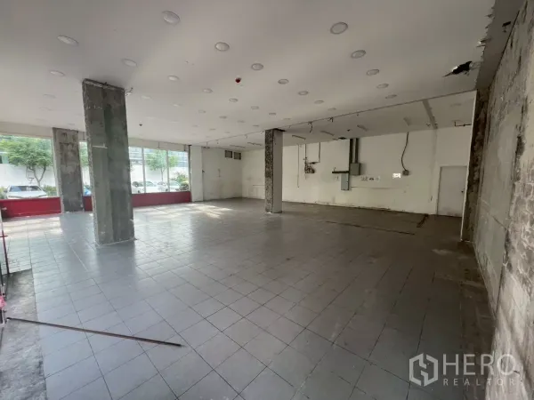 พื้นที่ขายปลีก ให้เช่า - โถงขายของแบบเปิดโล่ง มีเสากลาง และกระจกบานใหญ่รับแสงธรรมชาติ