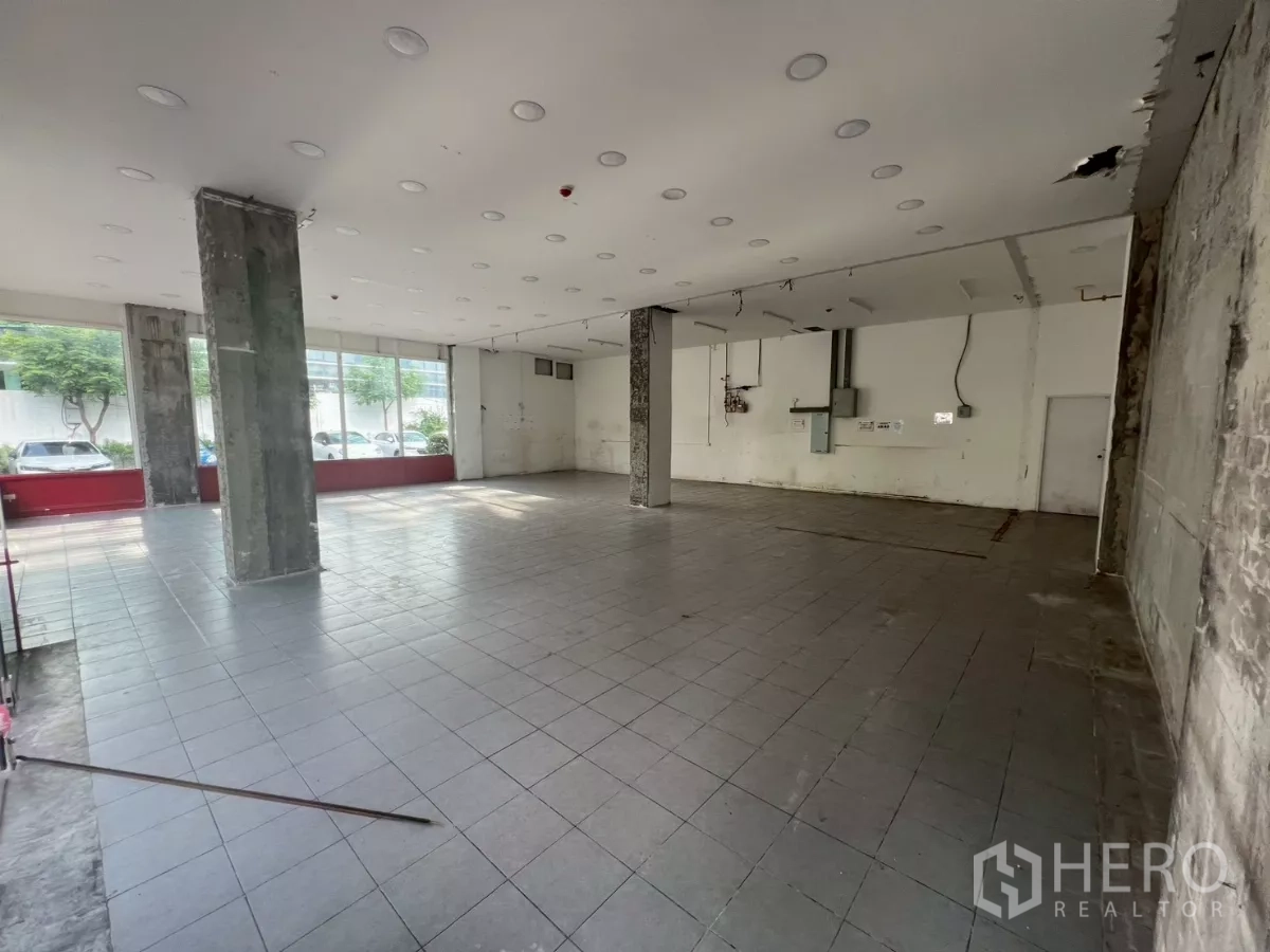 พื้นที่ขายปลีก ให้เช่า - โถงขายของแบบเปิดโล่ง มีเสากลาง และกระจกบานใหญ่รับแสงธรรมชาติ